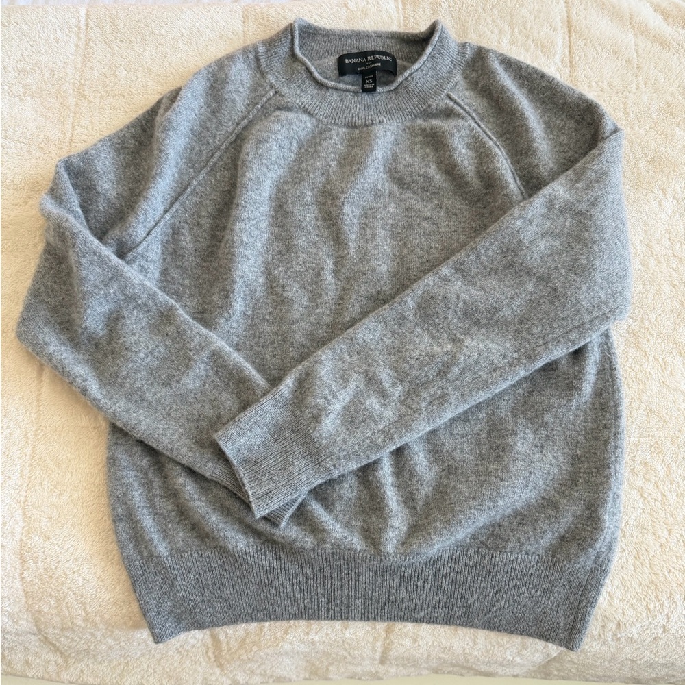 Banana Republic Women’s Heather Gray Crewneck Cashmere Sweater XSP